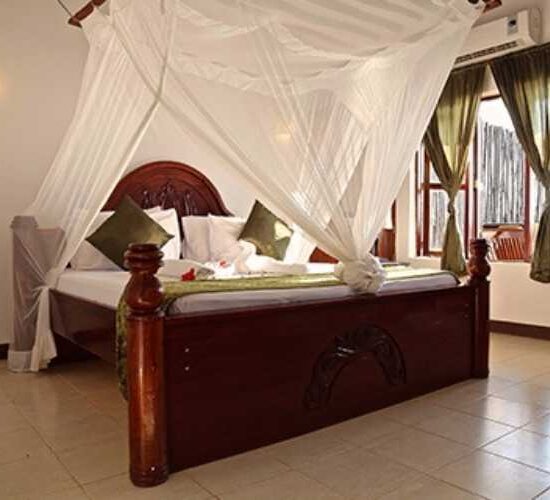 Amaan Bungalows Canopy Bed