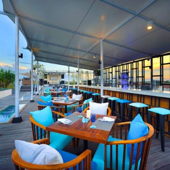 De Vins Sky Seminyak Breakfast area