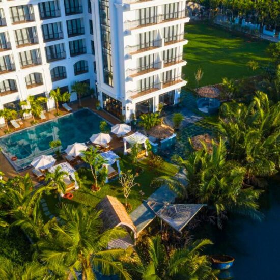 Pool and hotel view at the Shinning Hotel